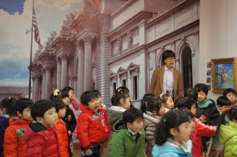 해운대문화회관 제 2전시실에서 반 고흐의 별이 반짝이는 밤을 보기위해 어린이들이 몰려들고 있다.