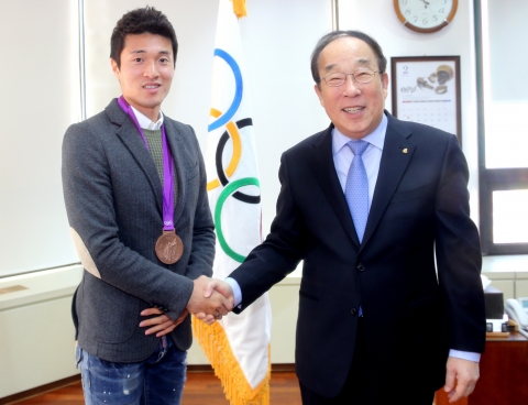 대한체육회(이하‘KOC’) 박용성 회장은 15일, KOC 회장실에서 박종우 선수에게 IOC로부터 수령해 온 2012 런던올림픽대회 축구 동메달을 직접 전달했다.