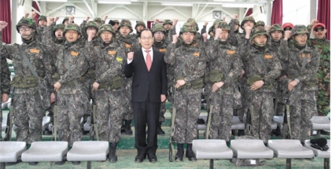 설동근총장의 학생군사훈련현장 방문 격려장면