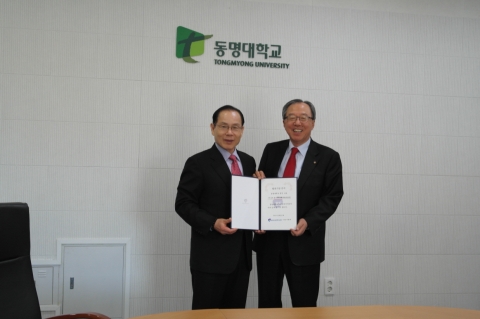 BS금융그룹희망나눔재단 이장호 이사장이 동명대학교 학교법인 동명문화학원에 8천만원을 전달하고 기념촬영하고 있다.
