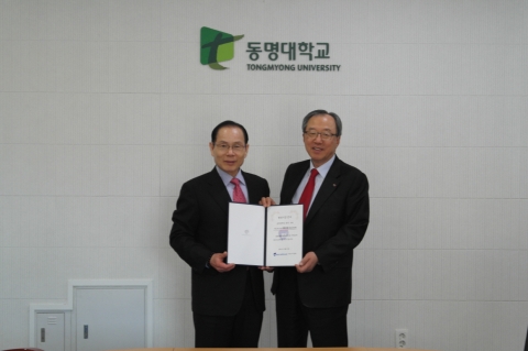 이장호 이사장이 동명대학교 학교법인 동명문화학원에 8천만원을 전달하고 기념촬영하고 있다.