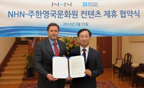 NHN 김상헌 대표(우)와 주한영국문화원 롤란드 데이비스 원장(좌)이 15일 주한영국대사관에서 컨텐츠 제휴를 위한 업무협약식을 가졌다.