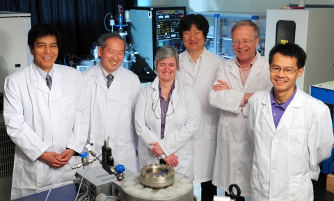 토모지 카와이 일본 오사카대 교수, 히소리 이시와라 도쿄공업대 교수, 엘리너 캠벨 영국 에든버러대 교수, 박배호 건국대 물리학부 교수, 마츠 욘손 스웨덴 예테보리대 교수, 킹맨 청 대만 칭화대 교수