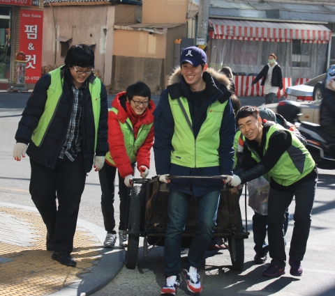 대구사회복무교육센터 행복한 동행에서 지난 2월 16일 대구 남구 독거어르신댁에 연탄 후원 및 배달을 실시했다.