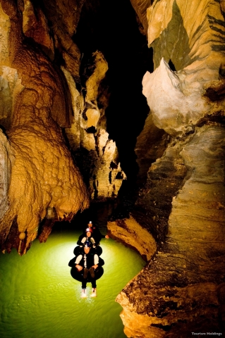 와이토모 동굴