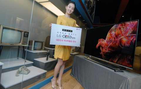 LG전자가 19일부터 서울 종로구에 위치한 대한민국역사박물관에‘꿈의 화질’이라고 불리는 55형 올레드TV의 양산 1호 제품을 전시한다. 이번 전시로 LG전자는 ▲흑백TV ▲냉장고 