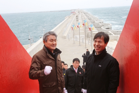 18일 포항 영일만항 북방파제를 찾은 박승호(왼쪽) 포항시장이 노진학(오른쪽)포항지방해양항만청장으로부터 설명을 듣고 있다.