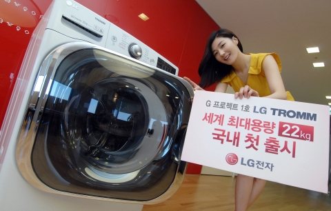 LG전자가 2015년 글로벌 가전 시장 1등 달성을 위한 전략 태스크 ‘G프로젝트’를 본격 가동한다. ‘G프로젝트’ 1호 제품 세계 최대 용량 22KG 트롬 세탁기 앞에서 모델이 