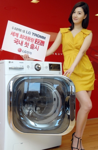 LG전자가 2015년 글로벌 가전 시장 1등 달성을 위한 전략 태스크 ‘G프로젝트’를 본격 가동한다. ‘G프로젝트’ 1호 제품 세계 최대 용량 22KG 트롬 세탁기 앞에서 모델이 