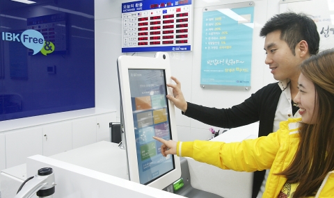 IBK기업은행(www.ibk.co.kr, 은행장 조준희)은 경북 포항의 한동대학교 캠퍼스 내에 신개념 점포인 ‘스마트브랜치’ 3호점을 열었다고 19일 밝혔다.