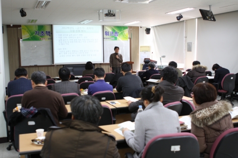 군산대학교 교육개발원은 19일(화) 군산대학교 제2 학생회관 취업세미나실에서 기초핵심교과목 개발 및 교재개발 사업의 일환으로 ‘기초핵심 교과목 교육역량강화를 위한 워크숍’을 개최했