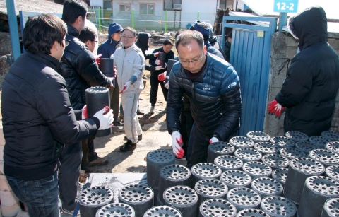 충남발전연구원(원장 박진도)은 19일 공주시 정안면 소재 기초생활수급가구에 연탄 3천장을 전달하며 사랑 나눔을 실천했다.