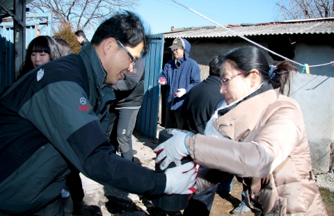 충남발전연구원(원장 박진도)은 19일 공주시 정안면 소재 기초생활수급가구에 연탄 3천장을 전달하며 사랑 나눔을 실천했다.