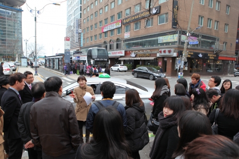 동명대 어학실습실 개소 겸 이색 시티투어버스 체험 장면