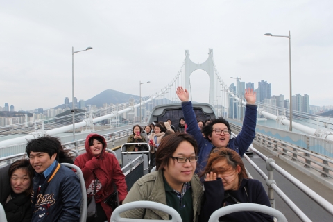 동명대 어학실습실 개소 겸 이색 시티투어버스 체험 장면