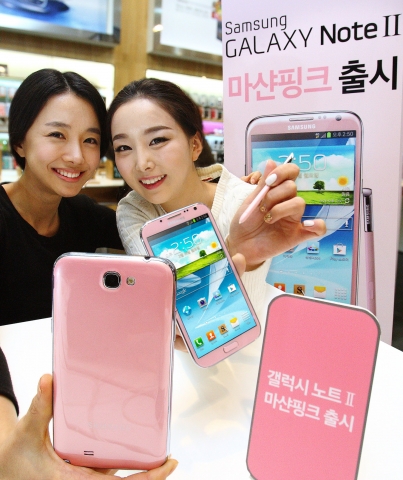 서초동 삼성전자 딜라이트숍에서 삼성전자 모델들이 ‘갤럭시 노트 Ⅱ 마샨 핑크(Martian Pink)’를 소개하는 모습.