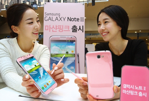 서초동 삼성전자 딜라이트숍에서 삼성전자 모델들이 ‘갤럭시 노트 Ⅱ 마샨 핑크(Martian Pink)’를 소개하는 모습.