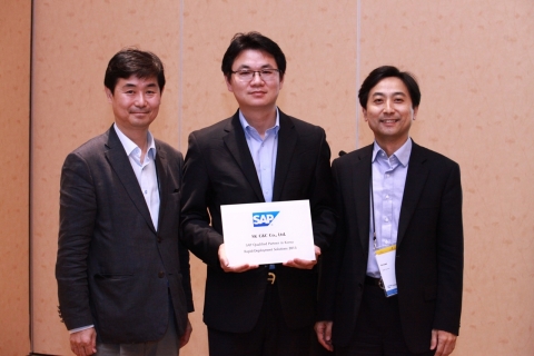 ㈜비앤이 파트너스(좌)와 SK C&C가 SAP의 RDS 라이브 공식 인증을 획득했다.