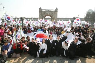 삼일 독립만세운동 거리행진 후 독립문 앞에서 만세 삼창