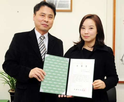 건국대 양숙희 학생(21. 커뮤니케이션학과 2)은 지난 학기보다 성적이 많이 올라 학교로부터 받게 될 성적향상장학금(Step-Up 장학금) 50만원을 가정 형편이 더 어려운 후배에