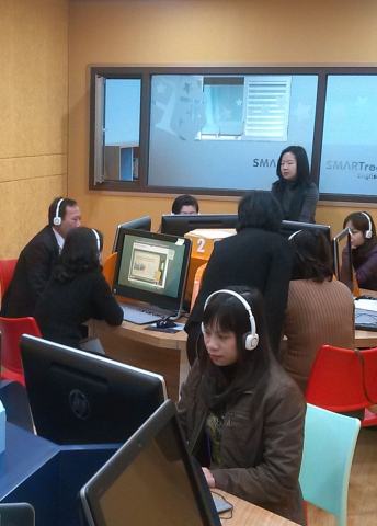 KT OIC는 베트남 교육훈련부(MoET, Ministry of Education and Training)및 현지교사를 대상으로 교사교육을 실시했다. 스마트리잉글리쉬를 직접 체험하
