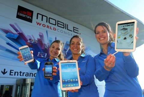 삼성전자 모델들이 스페인 바르셀로나에서 열리는 ‘MWC 2013’ 개막 하루전인 24일(현지시간)에 피라 그란 비아(Fira Gran Via) 전시장에서 보급형 LTE폰 ‘갤럭시 익스프레스, 아웃도어 특화 스마트폰  ’갤럭시 엑스커버2‘, 8인치 화면에 S펜이 탑재된 ’갤럭시 노트 8.0&#039;(왼쪽부터)등을 선보이고 있다.