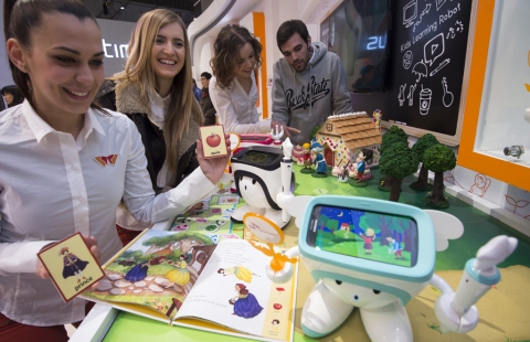 SK텔레콤은 스페인 바르셀로나에서 열리는 ‘모바일 월드 콩그레스(Mobile World Congress) 2013’에서 유아 교육용 로봇(Kids Learning Robot)  ‘아띠(Atti , 假稱)’를 국내외를 통틀어 최초 공개했다.