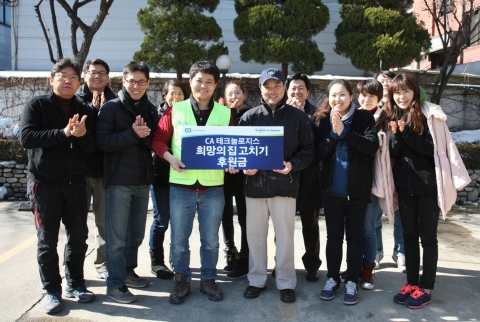 한국 CA 테크놀로지스는 서울 마포구 망원동 소재 취약계층 가구 4곳을 찾아 ‘희망의 집 고치기’ 봉사활동을 펼치고 후원금을 기부했다.