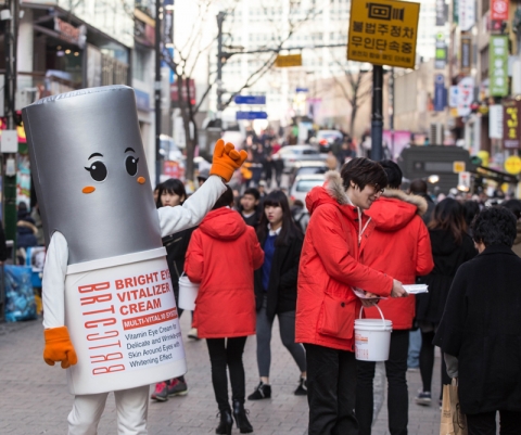 BRTC가 ‘광채스틱’이라는 애칭으로 유명세를 얻고 있는 브라이트 아이 바이탈라이저 크림으로 선보인 퍼포먼스