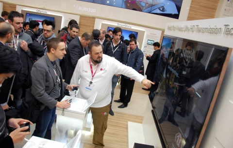 2월 25일에서 28일까지 스페인 바르셀로나에서 열리는 MWC2013 LG전자 부스에서 관람객들이 ‘울트라HD’ 화질 전송 기술을 시연하고 있다.