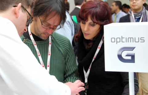 2월 25일에서 28일까지 스페인 바르셀로나에서 열리는 MWC2013 LG전자 부스에서 관람객들이 ‘옵티머스 G’를 체험하고 있다.