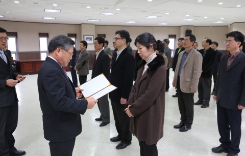 군산대학교는 26일(화) 군산대학교 황룡문화관 2층 대회의실에서 취업 우수학과 및 취업률 향상학과에 대한 포상식을 개최했다.