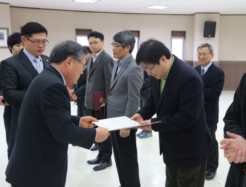 군산대학교는 26일(화) 군산대학교 황룡문화관 2층 대회의실에서 취업 우수학과 및 취업률 향상학과에 대한 포상식을 개최했다.
