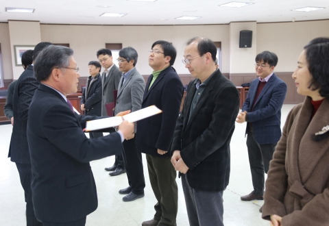 군산대학교는 26일(화) 군산대학교 황룡문화관 2층 대회의실에서 취업 우수학과 및 취업률 향상학과에 대한 포상식을 개최했다.