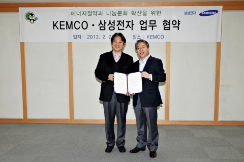 오늘 10시에 에너지 관리 공단에서 ‘에너지를 아끼는 바람의 힘 캠페인’을 위한
삼성전자와 에너지 관리공단의 업무 협약식이 진행되었다.(사진 우 삼성전자 한국총괄장 백남육 부사장,