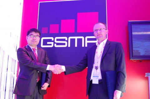 한국스마트산업협회 오세기 사무총장(좌측), MWC 주관사 GSMA의 Liam Yardy CCO(우측)