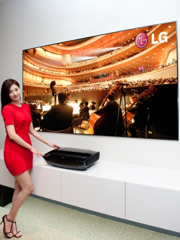 LG전자가 28일 100형의 초대형 화면으로 고화질 영상을 감상할 수 있는 ‘시네마 빔 TV(모델명: HECTO)를 국내 시장에 출시했다. LG전자 모델이 ’시네마 빔 TV