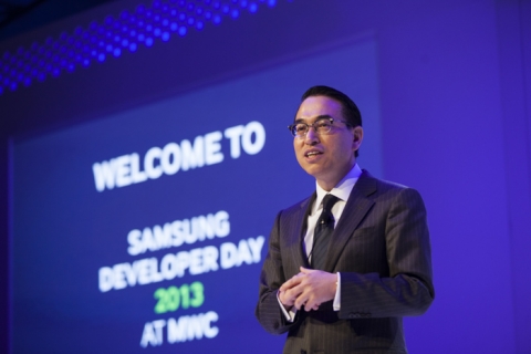 삼성전자가 25~28일(현지시간) 스페인 바르셀로나에서 열리고 있는 ‘모바일 월드 콩그레스 2013’(Mobile World Congress 2013,이하 MWC)에서 전 세계 애플리케이션 개발자 500여명이 참여한 가운데 &#039;삼성 개발자 데이(Samsung Developer Day 2013 at MWC)‘를 개최했다. 사진은 ’삼성 개발자 데이&#039;에서 삼성전자 미디어솔루션센터장 홍원표 사장이 오프닝 키노트 연설을 하고 있는 모습.