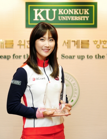 지난 22일 건국대를 졸업한 한국여자프로골프(KLPGA)투어 상금왕 김하늘(24, 골프지도전공, KT) 선수가 대학을 졸업하면서 건국대 후배 학생들을 위한 장학기금으로 1,500만