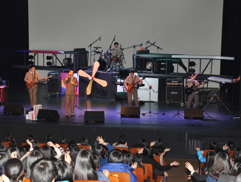 27일 서울 영등포구 당산동 영등포아트홀에서 열린 청소년 대상 문화예술 교육기부 프로그램 ‘아름다운 교실-드림 피에스타’에서 아시아나항공 조종사밴드 VFR이 축하공연을 가지고 있다.