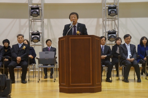 한국폴리텍대학 섬유패션캠퍼스 박만균 학장이 2013학년도 신입생 입학식 및 오리엔테이션에서 축사를 하고 있다.