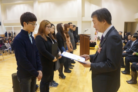 한국폴리텍대학 섬유패션캠퍼스 박만균 학장이 2013학년도 신입생 입학식 및 오리엔테이션에서 학생들에게 장학증서 전달하고 있다.