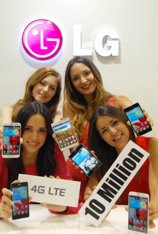 LG전자 LTE 스마트폰 글로벌 판매량이 누적 1,000만대를 돌파했다. 모델이 LG전자 스마트폰을 들고 포즈를 취하고 있다. 왼쪽부터 ‘옵티머스 G Pro’, ‘옵티머스 G’, 