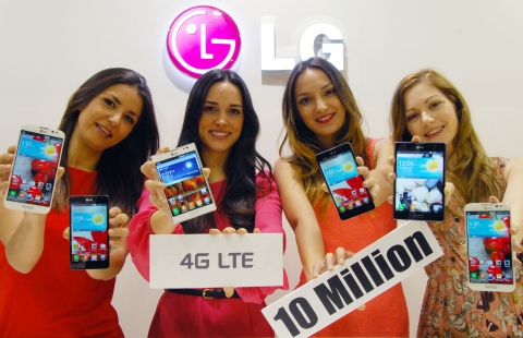 LG전자 LTE 스마트폰 글로벌 판매량이 누적 1,000만대를 돌파했다. 모델이 LG전자 스마트폰을 들고 포즈를 취하고 있다. 왼쪽부터 ‘옵티머스 G Pro’, ‘옵티머스 G’, 