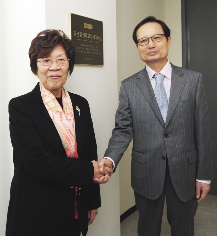건국대학교(총장 송희영)는 장학사업을 통한 인문학 분야 후학양성과 학교발전에 공헌한 김정옥 전 교수(현 김희경유럽정신문화장학재단 이사장)의 뜻을 기려 문과대학 401호 세미나실을 
