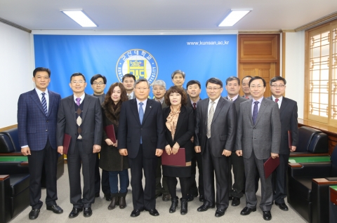군산대학교는 4일(월) 오전 9시 군산대학교 총장 접견실에서 주요 보직자들이 참석한 가운데 신임 보직교수에 대한 임명장 수여식을 개최했다.