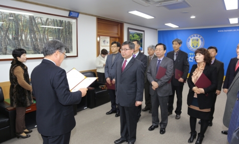 군산대학교는 4일(월) 오전 9시 군산대학교 총장 접견실에서 주요 보직자들이 참석한 가운데 신임 보직교수에 대한 임명장 수여식을 개최했다.