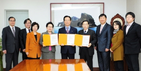 사진 가운데 협약서 들고 있는 왼쪽부터 한국지역사회교육협의회장 차광은, 구리시장 박영순, 삼육대학교 원격평생교육원장 신종열