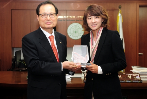 6일 오전 건국대 행정관 총장실에서 미국여자프로골프(LPGA)투어 2012 US여자오픈 우승 주인공인  최나연(25, 사범대학 체육교육 졸업)  선수(오른쪽)가 대학 재학 동안 각