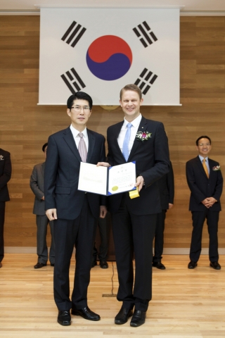 국내 포르쉐 공식 수입사인 스투트가르트 스포츠카㈜가 5일(화) 경기도 평택시 평택세관에서 열린 제 47회 납세자의 날 기념식에서 모범 납세자로 선정되어 기획재정부장관 표창을 수상했